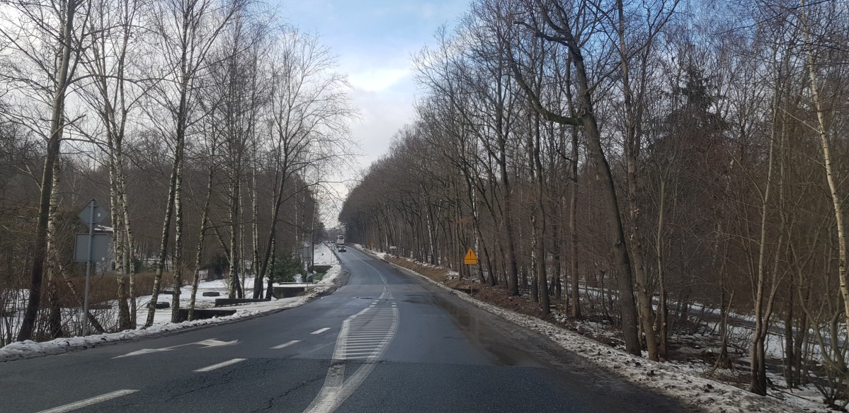 Droga w Pawłowicach. Miejsce, w który prowadzona będzie inwestycja. Śnieg.
