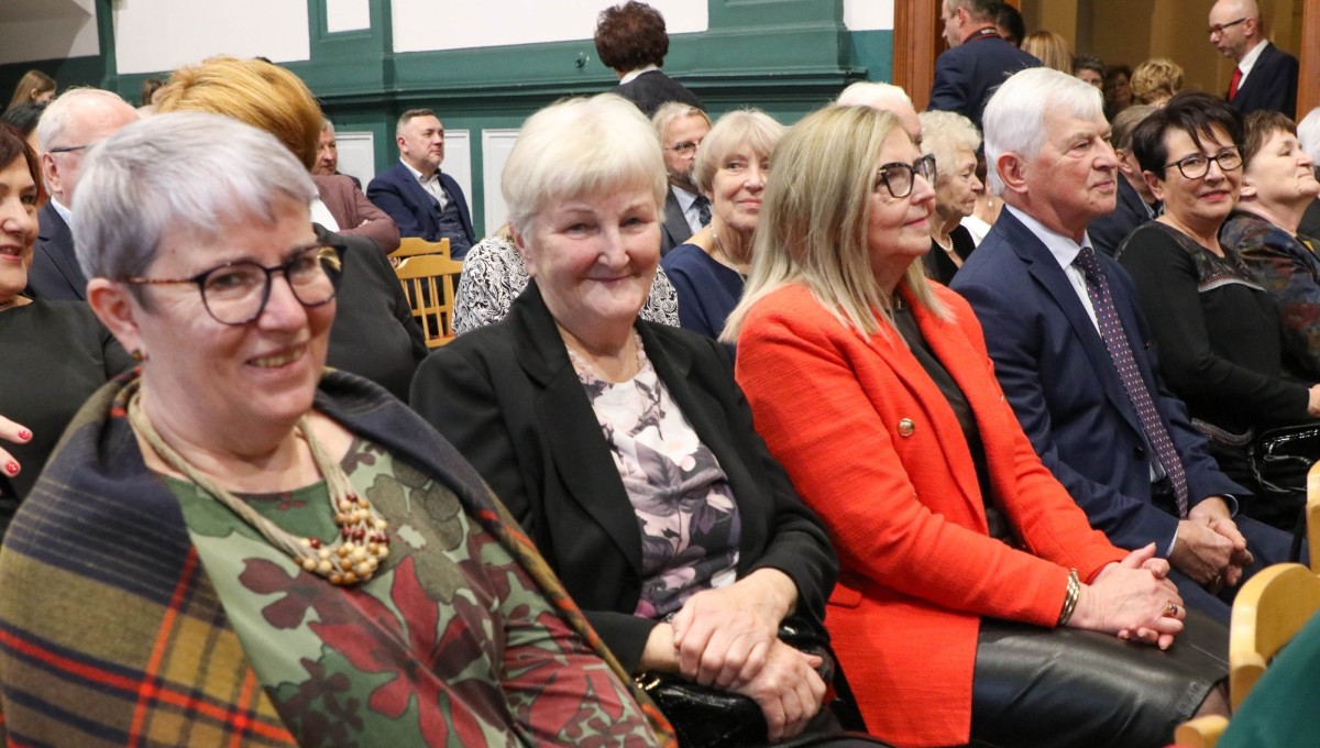 Emerytowane nauczycielki w szkolnej auli w czasie jubileuszu szkoły