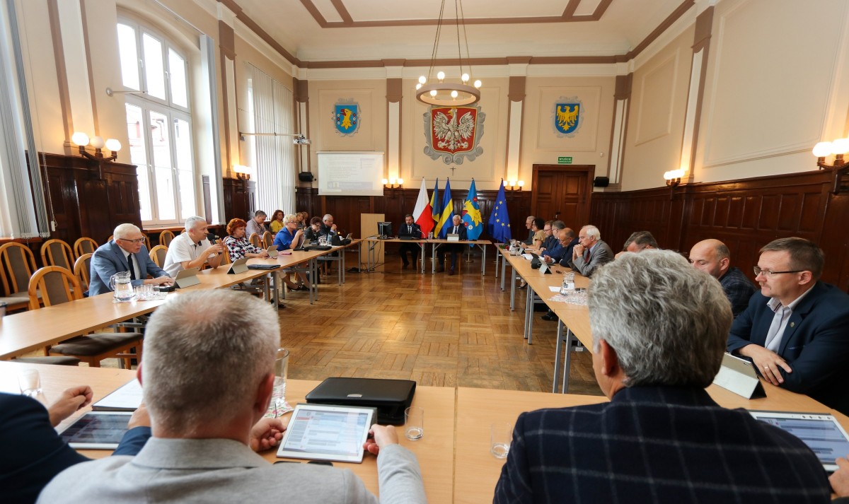 Rada Powiatu w trakcie sesji na sali sesyjnej.