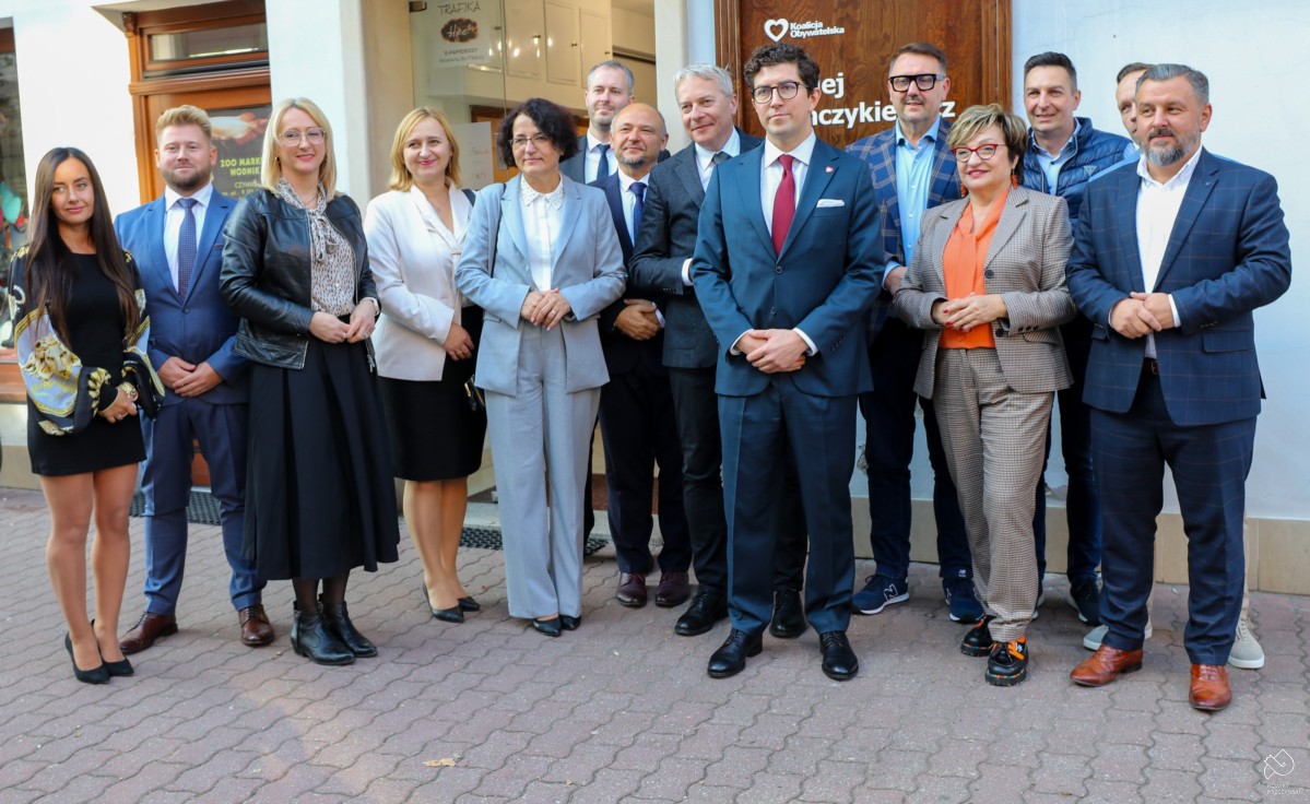 Uczetsnicy otwarcia biura stoją przed kamienicą przy ul. Piastowskiej, w której mieści się biuro poselskie