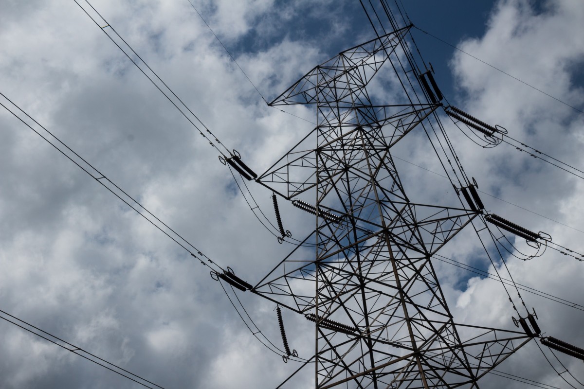 Słupy elektryczne na tle nieba.