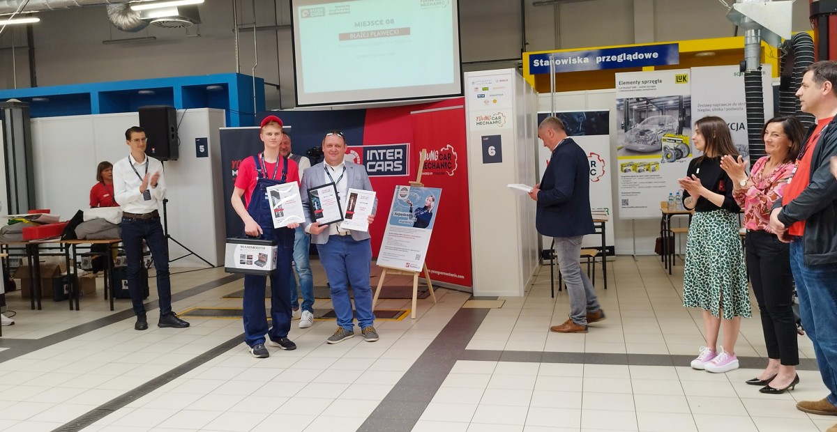 Wreczenie nagród w konkursie, dyplom i nagrody otrzymują Błażej i Dawid Lekki