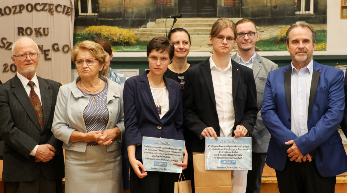 laureaci nagród z rodziną Stanisława ciska i rodzicami.