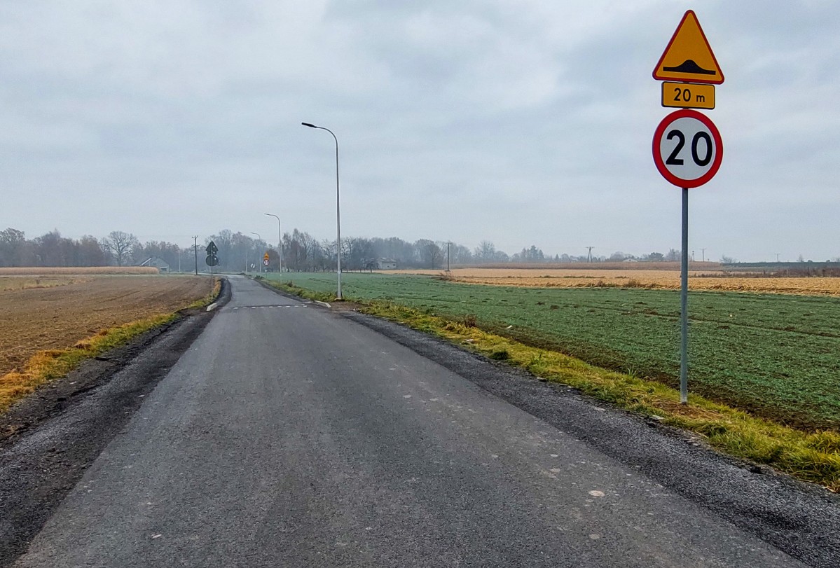 Wyremontowana droga w Łące z progami zwalniającymi.