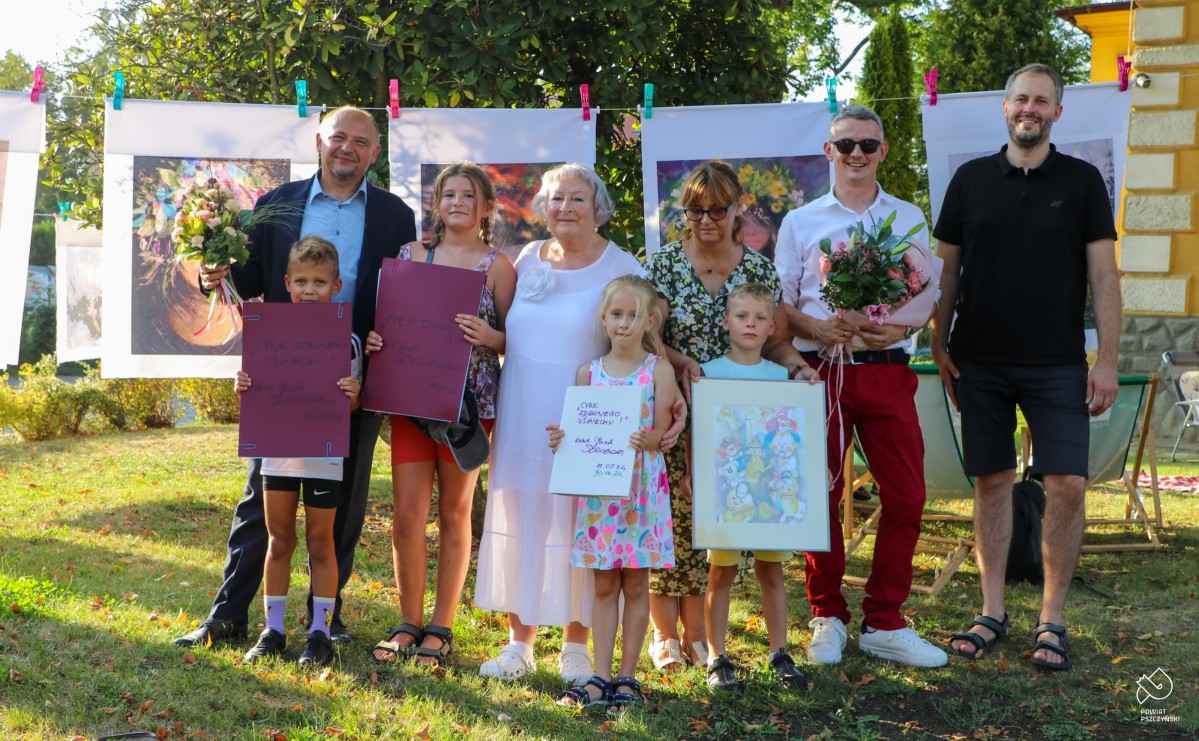 Dzieci, które zwyciężyły w konkursie z artystką, starostą i przewodniczącym osiedla przed "praniem".