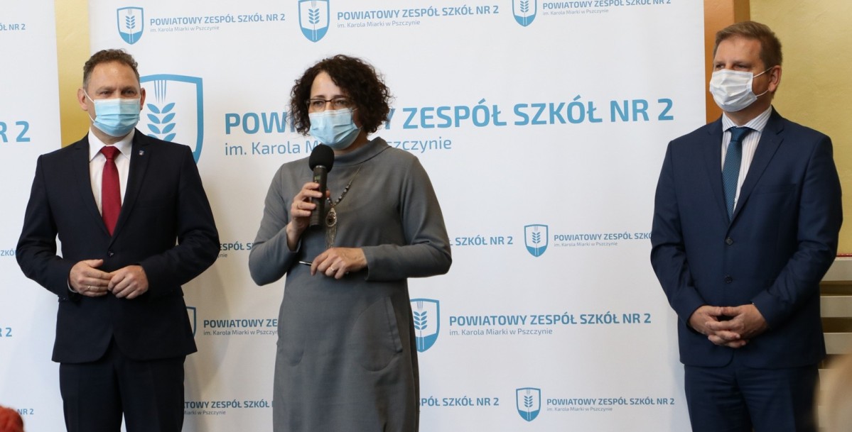 Starosta Barbara Bandoła, wicestarosta Damian Cieszewski i dyrektor Piotr Cygan podczas zakończenia roku w PZS nr 2 w Pszczynie.