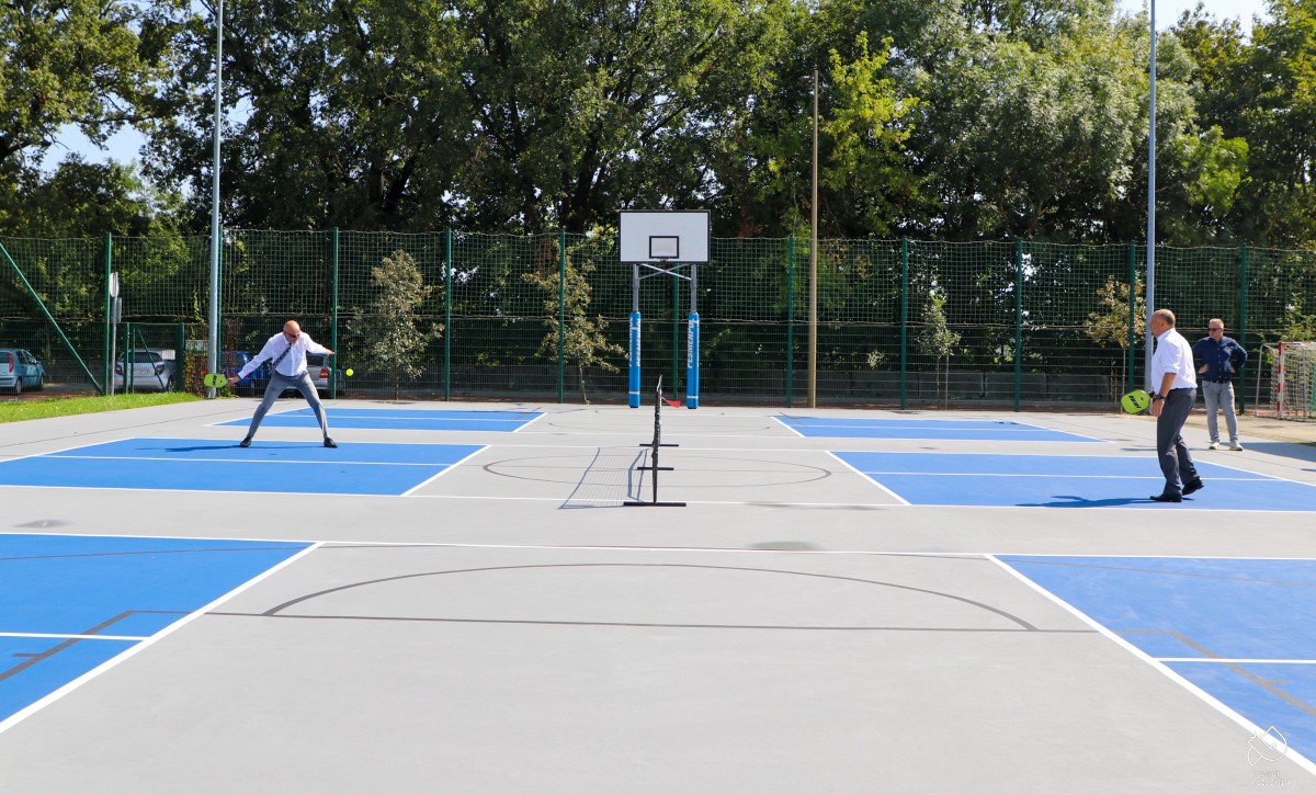 Starosta gra w pickleballa na nowym korcie.