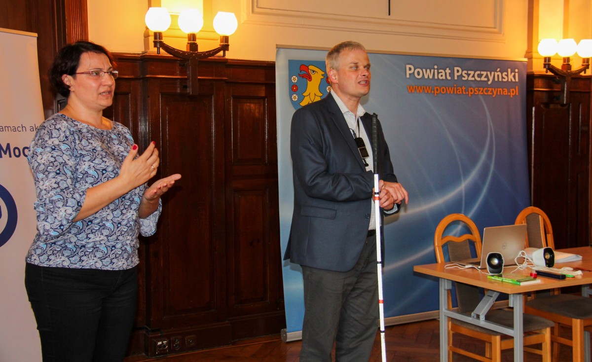 Krzysztof Wostal w sali sesyjnej pszczyńskiego starostwa podczas jednego z wykładów.