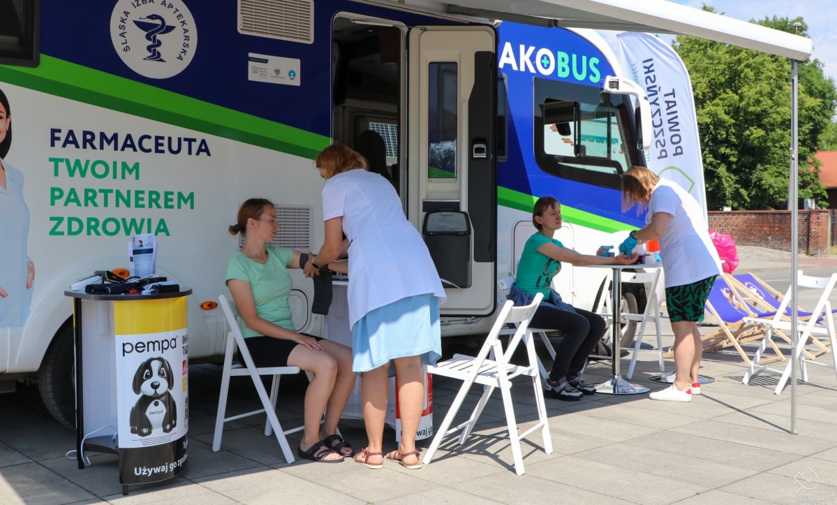 Farmaceutki mierzą kobietom ciśnienie