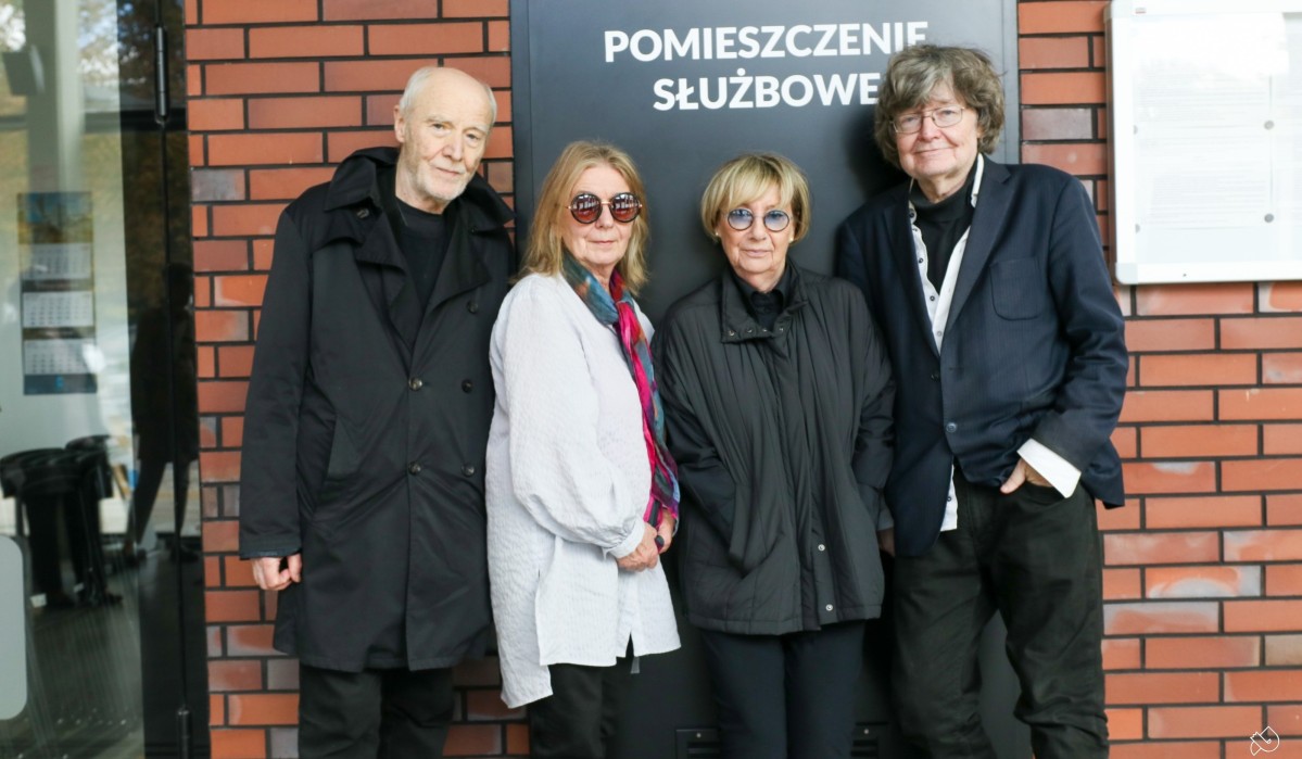 Ryszard Krynicki, Joanna Helander, Ewa Lipska i Bo Persson stoją w budynku centrum przesiadkowego