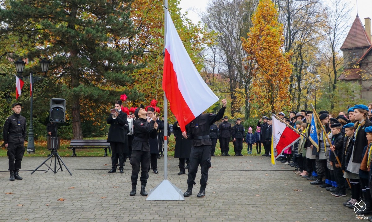 Uczniowie klasy mundurowej podnoszą flagę Polski na maszcie.