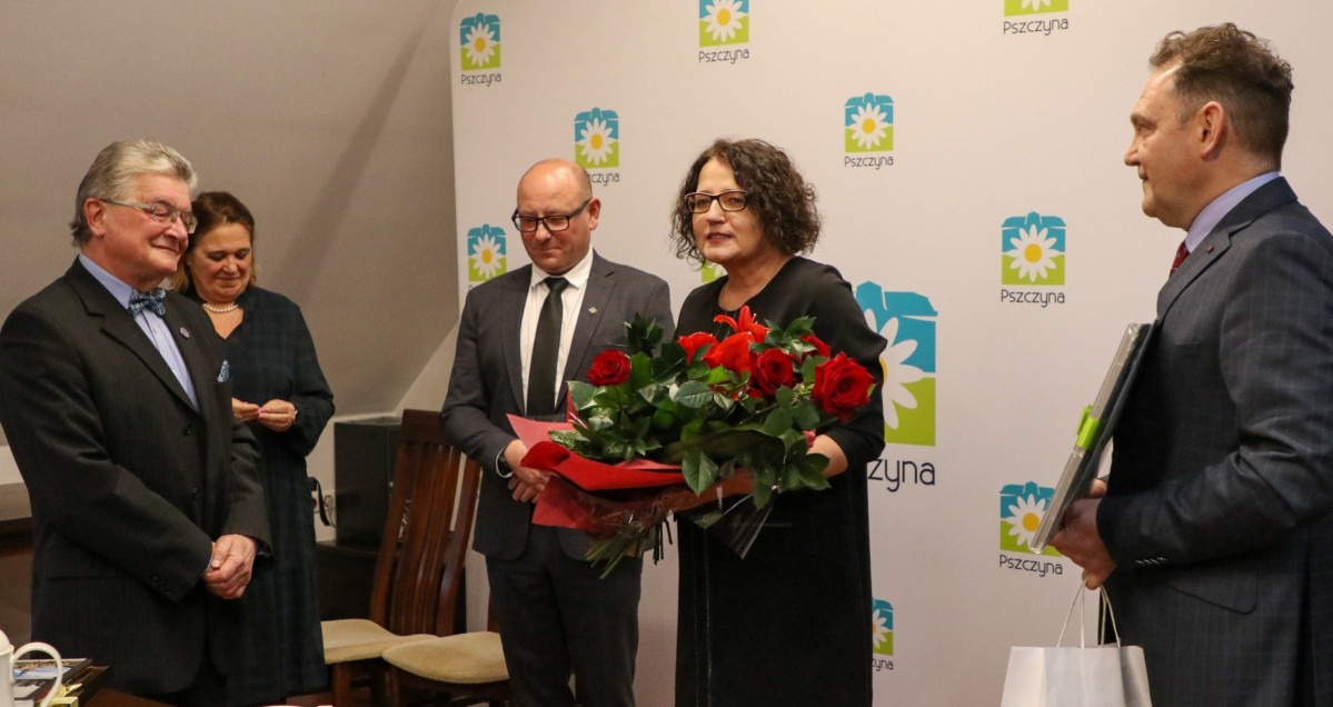 Starosta Barbara Bandoła oraz wicestarosta Damian Cieszewski dziękują Andrzejowi Mrozowi za współpracę.
