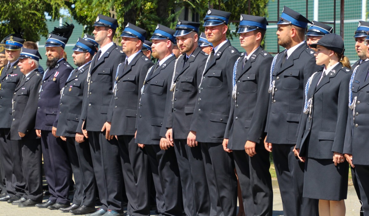 W szeregu stoją strażacy ochotnicy ubrani w strażackie mundury
