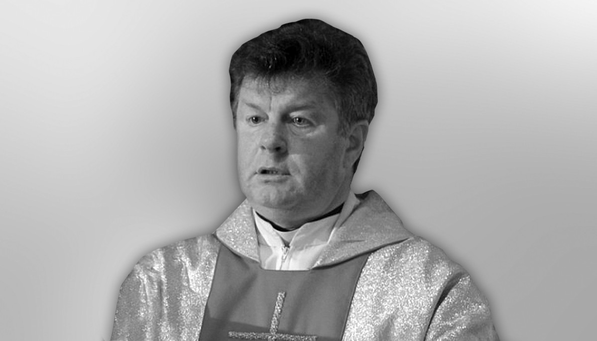 Zdjęcie czarno-białe zmarłego księdza.