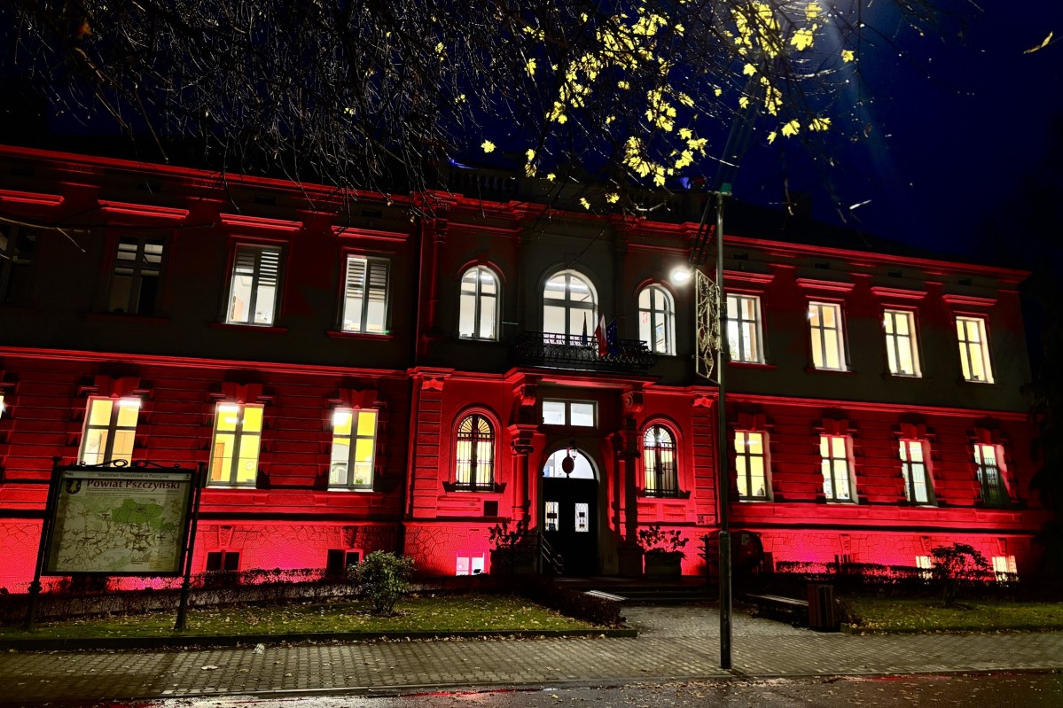 Budynek Starostwa Podświetlony od dołu w kolorze czerwonym.