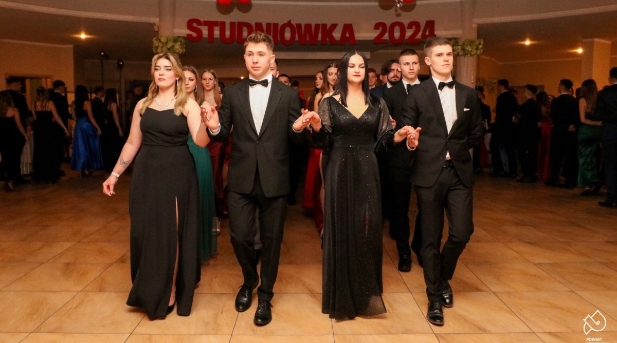 dwie pary maturzystów w wieczorowych strojach trzymają się za ręce i tańczą poloneza
