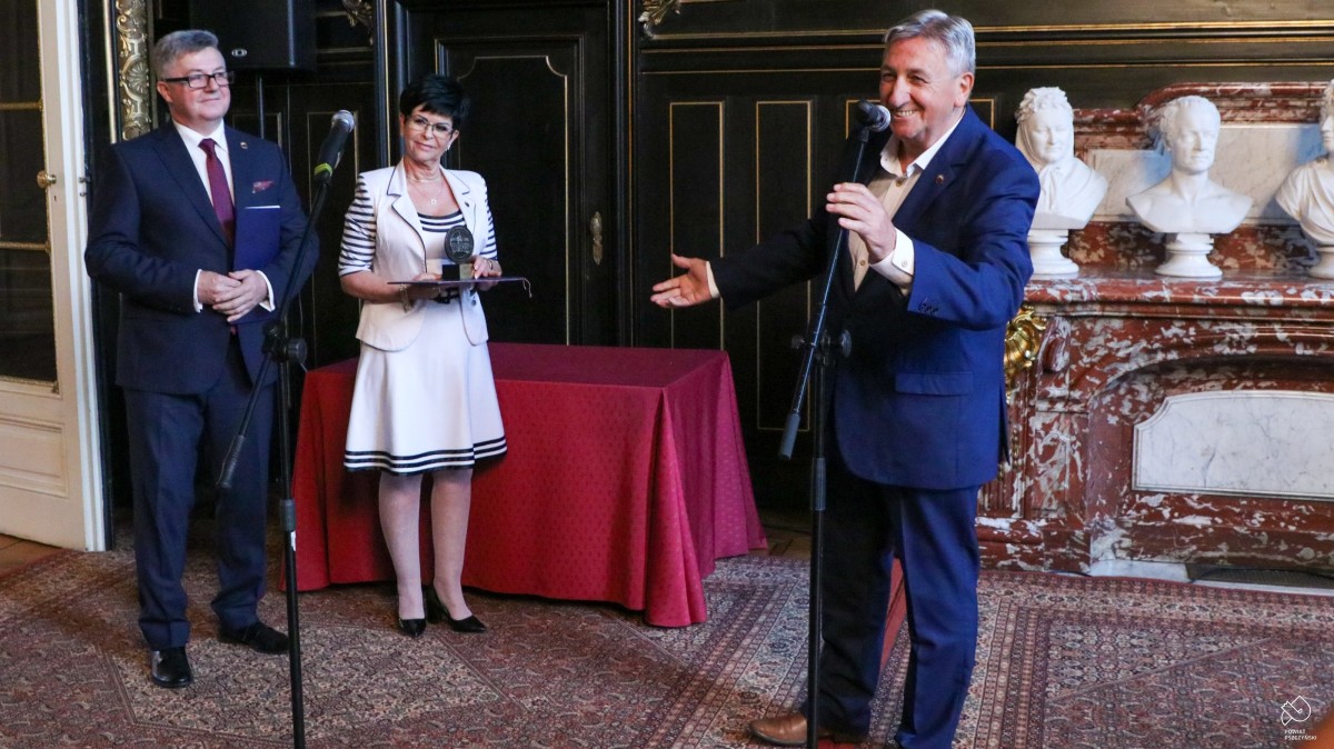 Henryk Kowalczyk, Tomasz Frydrych, Dorota Nycz w sali lustrzanej zamku