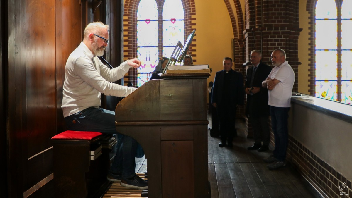 Organista gra na historycznych organach w kościele w Brzeźcach