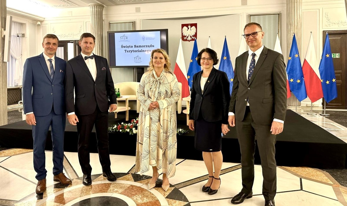 Wicestarosta z senatorką i innymi osobami w Sejmie.