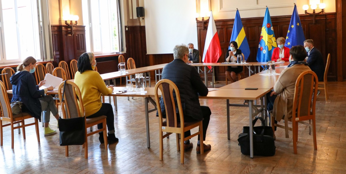 W sali sesyjnej starostwa trwa spotkanie przedstawicieli stowarzyszenia oraz władz powiatu.