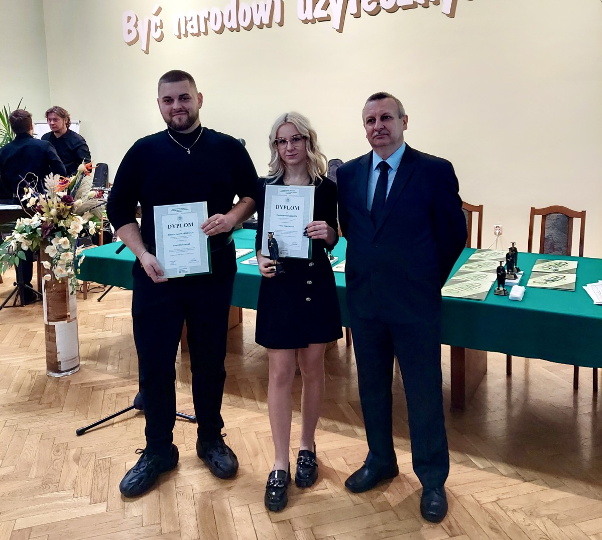 Absolwenci z dyplomami.