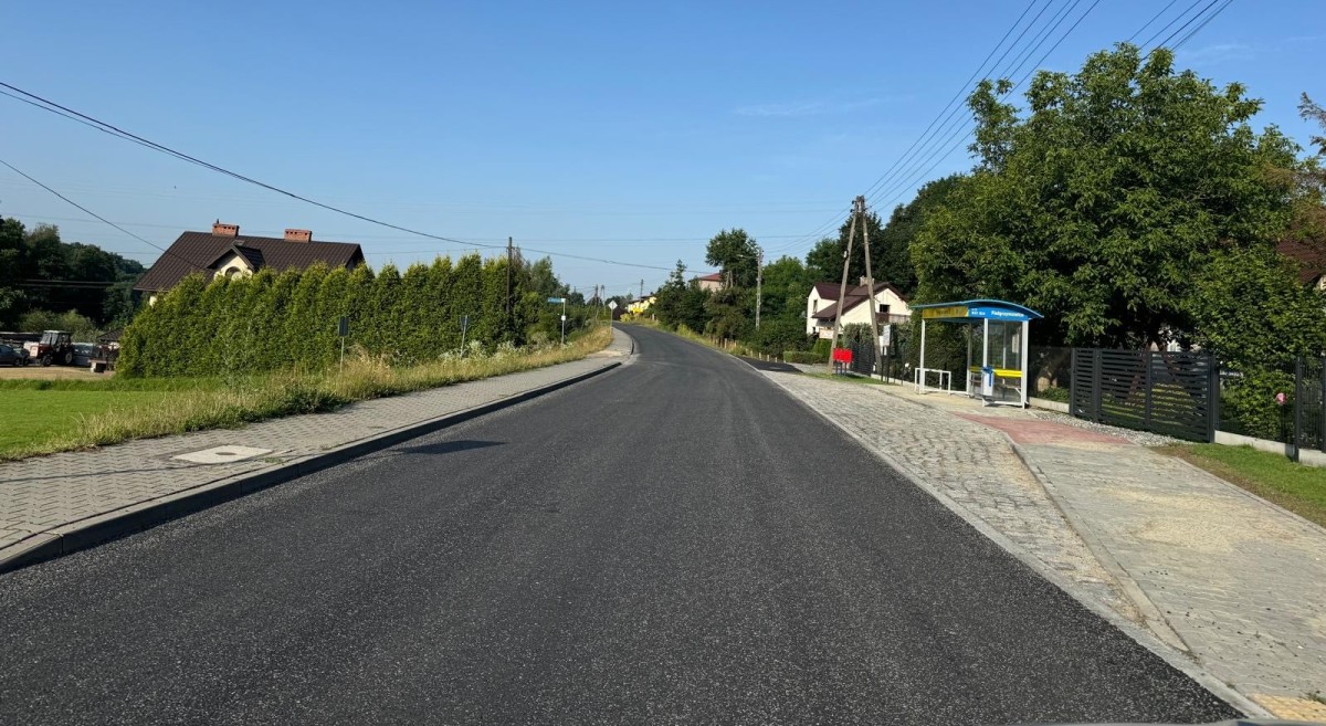 Nowa nawierzchnia na wyremontowanej ul. Zebrzydowickiej w Pielgrzymowicach