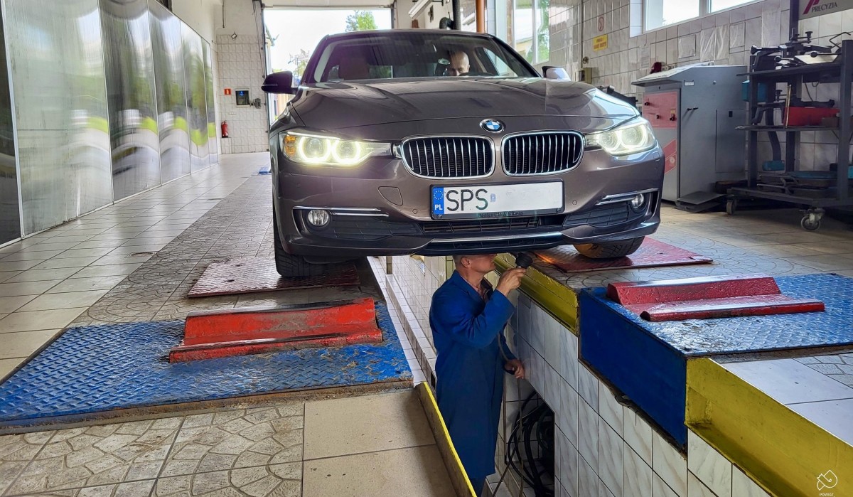 W stacji kontroli pojazdów trwa badanie techniczne pojazdu