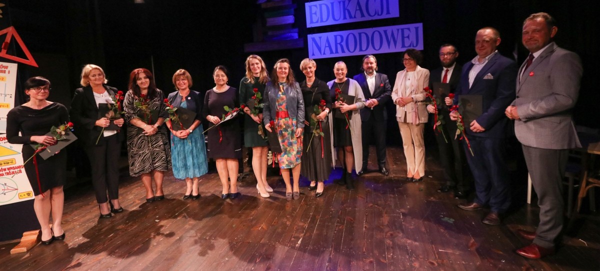 Laureaci nagrody starosty za osiągnięcia wpracy dydaktyczno-wychowawczej na scenie Pszczyńskiego Centrum Kultury