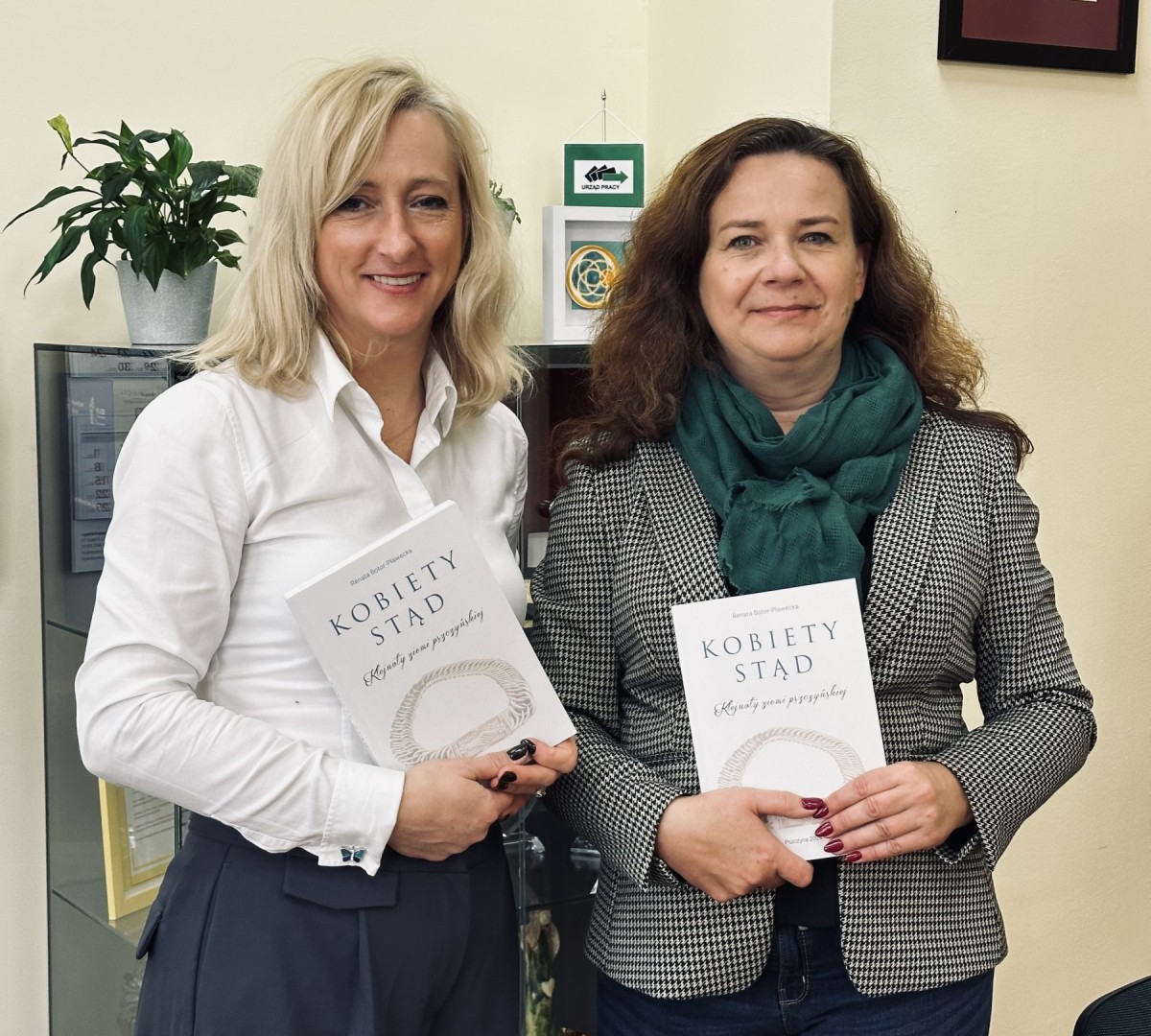 Bernadeta Sojka-Jany i Renata Pławecka Botor pozują do zdjęcia trzymając książki