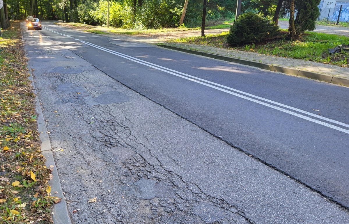 Spękana nawierzchnia asfaltowa ul. Chopina w Pszczynie