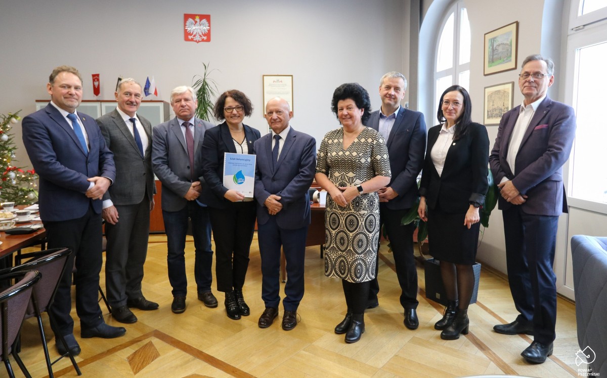 Starosta, z-ca burmistrza i wójtowie gmin we wspólnym zdjęciu. Starosta trzyma list intencyjny.
