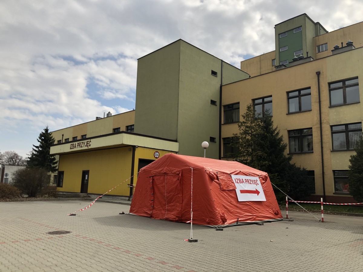 Namiot przed szpitalem