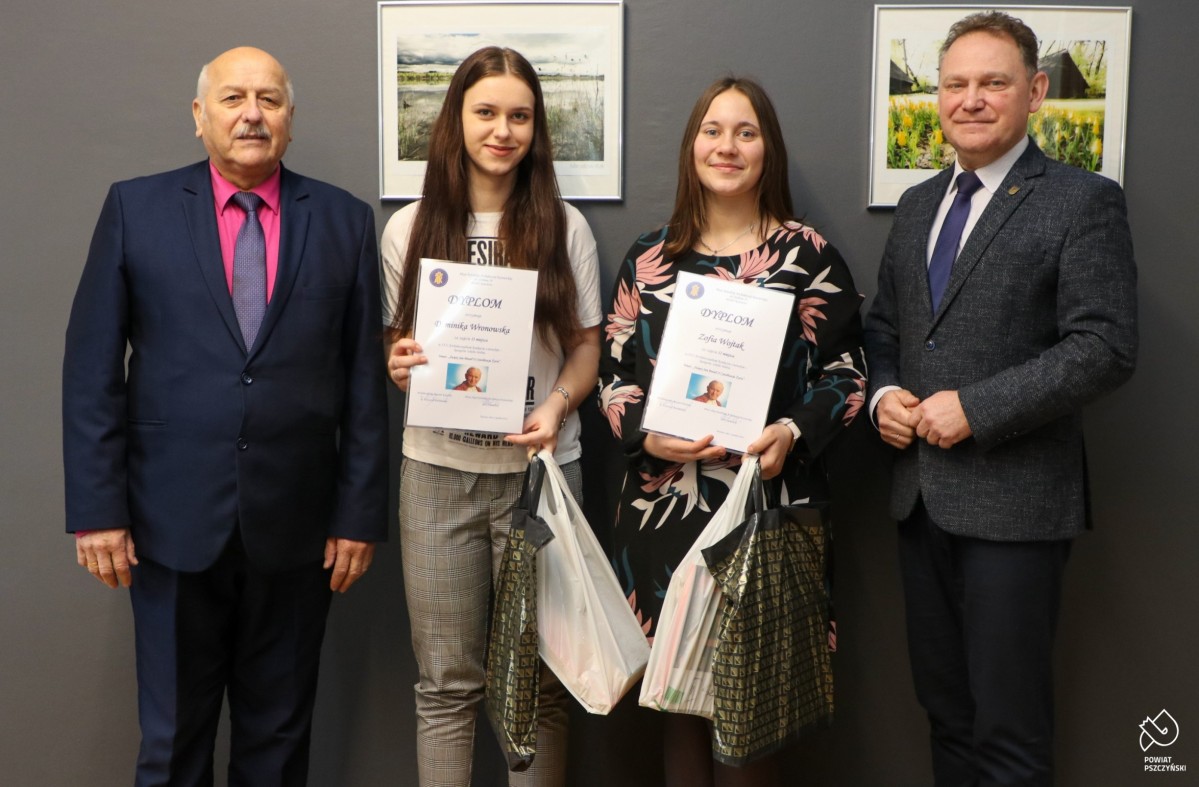 Wicestarosta, Marian Szwarc i uczennice we wspólnym zdjęciu z dyplomami i nagrodami.