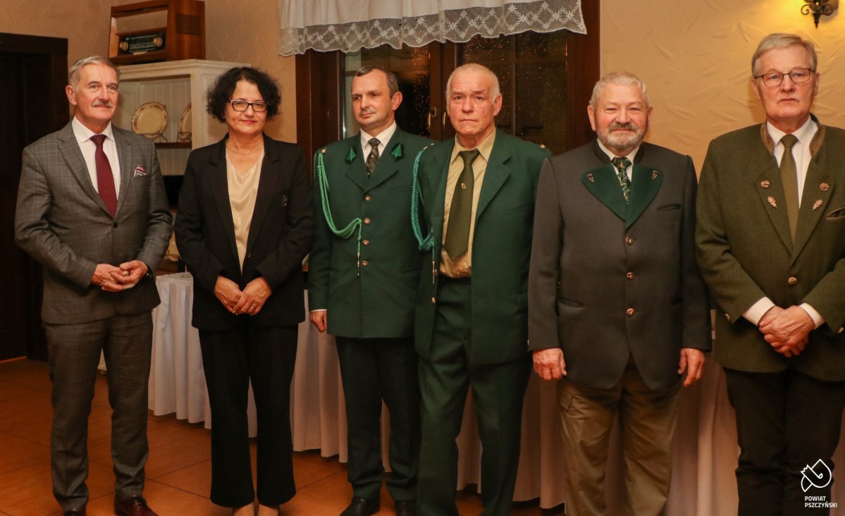 Wyróżnieni członkowie koła ze starostą i Grzegorzem Nogłym.